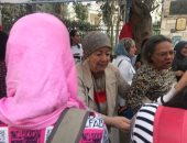 سيدات يوزعن "البونبونى" على الناخبين أمام لجنة كلية الفنون الجميلة بالزمالك‎