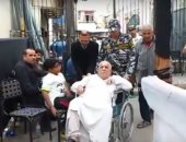 فيديو.. مسن يشارك فى اﻻنتخابات .. والشرطة تستقبله بكرسى متحرك