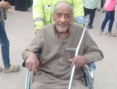 صور.. مسن مبتور الساق يحرص على التصويت فى الانتخابات الرئاسية بالقاهرة