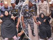 صور.. قوات تأمين اللجان تحمل مسنتين للإدلاء بأصواتهما فى القاهرة