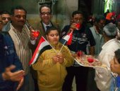 صور.. توزيع الشربات على أهالى قرية ميت فارس أمام اللجان بالدقهلية 