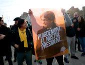 صور.. تظاهرات تندد باعتقال رئيس كتالونيا المقال فى إسبانيا