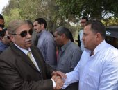 محافظ الإسماعيلية يشارك فى تشييع مواطن أثناء تفقده لجان الانتخابات