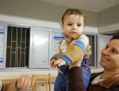 أنا عايزك تكبر يا ولدى.. يوسف أصغر ناخب بالدقى شارك تيتة فى الانتخابات