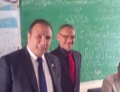 النائب علاء ناجى يتابع سير العملية الانتخابية ويدلى بصوته فى قرية بهرمس