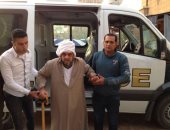 صور.. مدير أمن كفر الشيخ يرسل سيارة خاصة لمسن قبل غلق باب التصويت