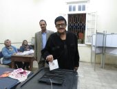 فيديو وصور.. سمير غانم أثناء إدلائه بصوته فى الدقى قبل غلق باب التصويت