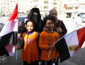 صور.. أطفال الشيخ زايد يشاركون فى العرس الديمقراطى بأعلام مصر