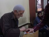 صور.. كبار السن والسيدات يتصدرون المشهد فى ثانى أيام الانتخابات بالهرم 
