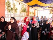 صور.. طوابير انتخابية وزحام شديد فى لجنة مدرسة "تحيا مصر" بالأسمرات