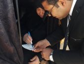 صور.. قاضٍ بالشرقية يخرج باستمارة التصويت لسيدة مسنة خارج اللجنة