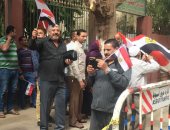 صور.. الأغانى الوطنية تلهب حماس المشاركين بالانتخابات أمام اللجان بأسيوط