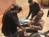 صور.. رئيس لجنة بإمبابة يساعد مسنا للإدلاء بصوته فى الانتخابات