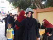 فيديو..مسنة ترتدى خوذة الجيش بالأقصر.. وتهتف: "ربنا يخليلنا السيسى"