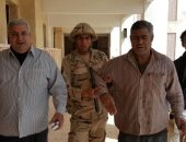 صور.. قوات الجيش والشرطة تساعد كبار السن للإدلاء بأصواتهم بلجان شبرا الخيمة