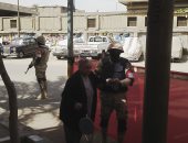 فيديو..قوات التأمين تحمل سيدة مسنة لتدلى بصوتها فى الأميرية