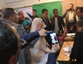 صور.. "عريس وعروسة" يشاركان فى الانتخابات الرئاسية بالمنيا