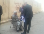 قاضٍ بالجامعة العمالية يخرج باستمارة التصويت لمسن خارج اللجنة