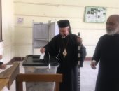 صور.. مطران الكاثوليك بأسيوط يدلى بصوته بالانتخابات ويدعو الأهالى للمشاركة