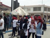 طلاب "تربية الغردقة" يحتشدون أمام اللجان لحث المواطنين على المشاركة بالانتخابات