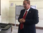 صور.. رئيس جامعة أسيوط يدلى بصوته فى الانتخابات الرئاسية