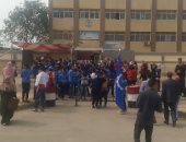 فيديو.. مواطنون يستقبلون محافظ السويس فى اللجان الانتخابية بأعلام مصر