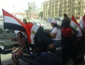 فتيات ومسنات يحتفلن بانتخابات الرئاسة على الأغانى الوطنية بميدان التحرير