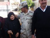 قوات تأمين اللجان بالشرقية تساعد مسنة للإدلاء بصوتها فى الانتخابات