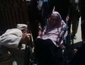 فيديو.. قوات الشرطة بالفيوم تصطحب عجوز من منزلها إلى اللجان للإدلاء بصوتها