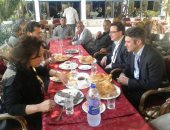 صور.. فطير  ووصلة تحطيب لوفد المراقبة الأمريكى بإحدى لجان المنوفية