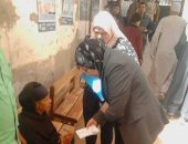 صور.. عضو هيئة نيابة تذهب لمسنة خارج اللجنة لتساعدها على التصويت بالغربية