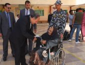 صور.. محافظ الإسكندرية يتفقد سير العملية الانتخابية بمدرسة السيد محمد كريم