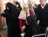 فيديو..الشرطة تساعد مسنة فى الوصول للجنتها بمجمع التونسى بالخليفة