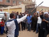 صور.. رئيس قرية بقنا يشارك الناخبين الرقص بالعصا على أنغام المزمار البلدى