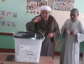 صور.. شقيق شيخ الأزهر يدلى بصوته بمدرسة القرنة الابتدائية غربى الأقصر