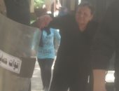 صور.. الموظفيو ورجال الجيش والشرطة يساعدون الناخبين وكبار السن