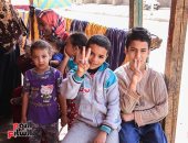 صور.. أهالى الأسمرات يصطحبون أطفالهم إلى اللجان الانتخابية