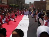 صور.. طلاب مدرسة بدمياط ينظمون مسيرة لاستقبال الناخبين بأعلام مصر
