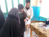 صور.. شاب يتحدى إعاقته ويدلى بصوته فى الانتخابات الرئاسية بمطروح