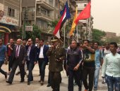 طلاب بجامعة أسيوط يجوبون الشوارع لحث المواطنين على المشاركة بالانتخابات