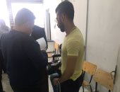 "بالجبس والعكاز" شاب يدلى بصوته فى انتخابات الرئاسة بمدينة نصر.. صور