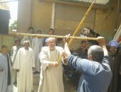 صور.. مواطنون يرقصون على أنغام الربابة أمام لجان الانتخابات فى الأقصر