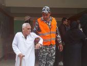 الجدعنة فى دمهم... رجال القوات المسلحة يساعدون المسنين فى الإدلاء بأصواتهم 