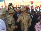 صور .. قائد الدفاع الجوى بأسوان يطمئن المواطنين: لا تنساقوا خلف الشائعات