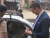 فيديو.. رئيس لجنة بإمبابة يخرج لقعيد بالشارع لمساعدته على الإدلاء بصوته