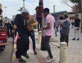 صور.. مسن يحتفل بانتخابات رئاسة الجمهورية على الأغانى الوطنية بالغردقة