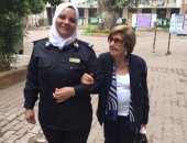 صور.. الشرطة النسائية تساعد كبار السن للإدلاء بأصواتهم فى لجان الزمالك