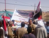 صور.. مواطنو أسوان يحتفلون أمام اللجان الانتخابية بالمزمار البلدى