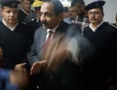 صور.. مدير أمن الاسكندرية يتفقد محيط سقوط سقف طابقين بعقار 