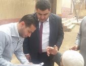 قاض بالدقهلية ينزل لمسن معاق لمساعدته فى التصويت بالانتخابات